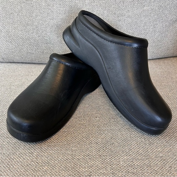 Klogs Dusty Black Slip-On Shoes Culinary Work Nurse Slip-Resistant Women’s 8 - Picture 1 of 10